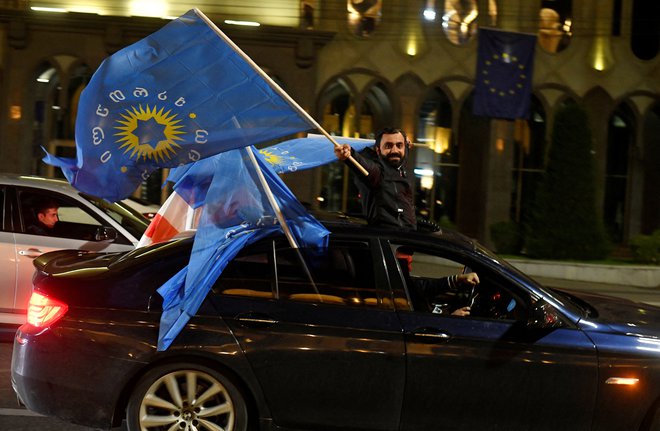 Za Gruzijske sanje je glasovalo 53,9 odstotka volivcev, zato bo v novi sestavi parlamenta stranka zasedla 89 od 150 poslanskih sedežev. FOTO: Zurab Javakhadze/Reuters