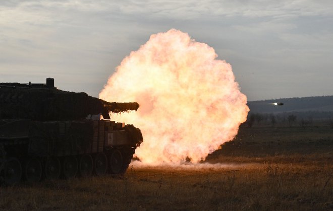 Ukrajinske kopenske sile streljajo s tankom Leopard 2A4 med terenskim usposabljanjem na nerazkriti lokaciji v Ukrajini. FOTO: Genya Savilov/AFP