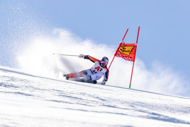 Marcel Hirscher še ne drvi tako kot nekoč, zadovoljen pa je, ker je spet na snegu. FOTO: Johann Groder/AFP