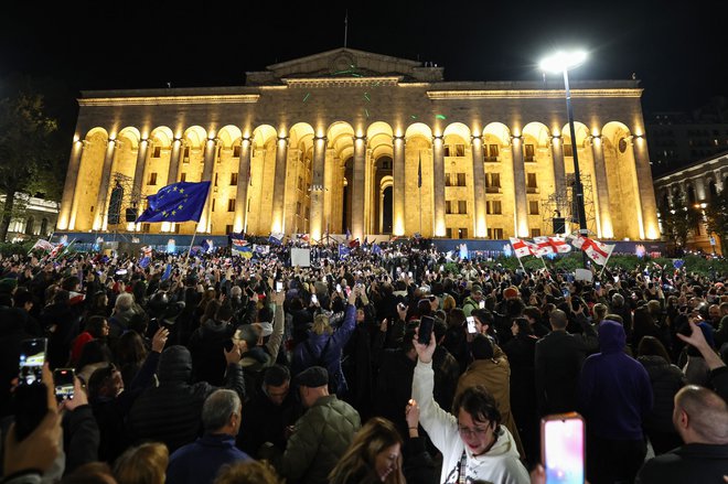 V ponedeljek so v Tbilisiju potekale množične demonstracije proti vladajoči stranki, ki se jih je udeležilo več deset tisoč ljudi. FOTO: Giorgi Arjevanidze/AFP