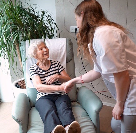 Pacientka v kliniki Medicofit po zaključeni fizioterapiji. FOTO: Medicofit