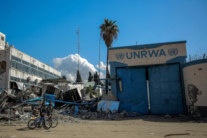 Po zakonih, ki ju je včeraj sprejel kneset, bo delovanje UNRWA  v Izraelu in Vzhodnem Jeruzalemu, od koder ta organizacija vodi vse svoje aktivnosti v Gazi in na okupiranem Zahodnem bregu, prepovedano v devetdesetih dneh, izraelske oblasti pa bodo tudi zaprle sedež organizacije. FOTO: AFP