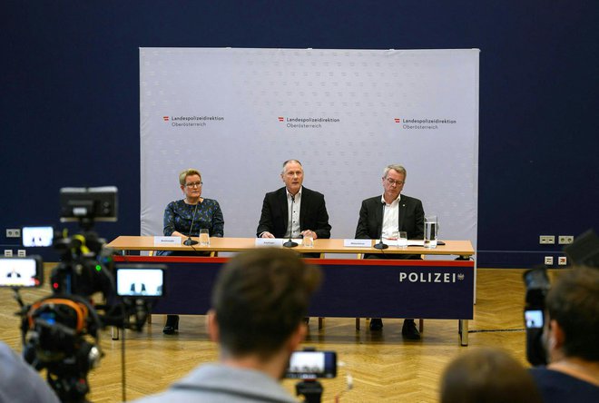 Državna tožilka Ulrike Breiteneder, namestnik direktorja državne policije Rudolf Keplinger in vodja urada državne kriminalistične policije Gottfried Mitterlehner na današnji tiskovni konferenci v Linzu FOTO: Werner Kerschbaummayr/AFP