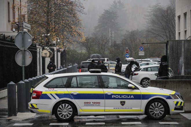 Na sedežih avtomobila ne puščamo predmetov, ki bi storilca kaznivega dejanja lahko zamikali. FOTO: Uroš Hočevar