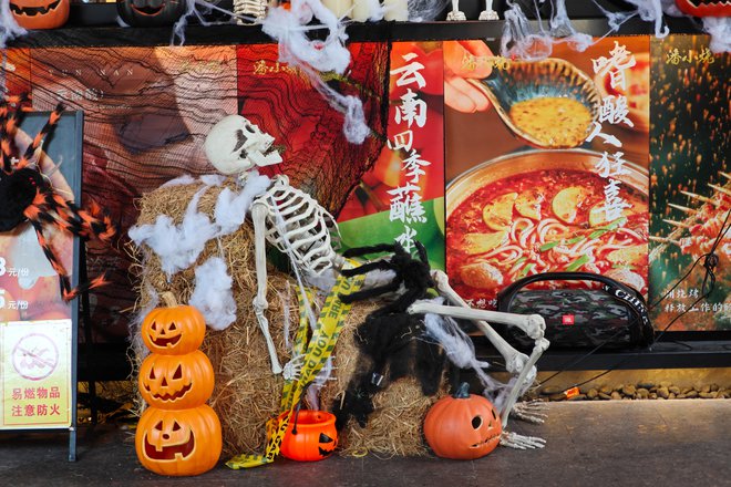 Halloween je na Kitajskem popularen zato, ker odpira prostor za kreativnost in spominja na tradicionalni kitajski praznik lačnih duhov. FOTO: Reuters