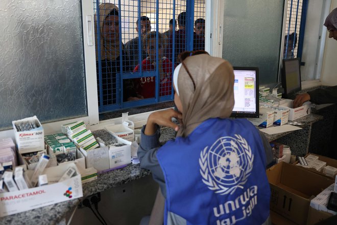 Palestinci čakajo na zdravila v japonskem zdravstvenem centru UNRWA v Khan Yunisu na južnem območju Gaze. FOTO: Bashar Taleb/AFP