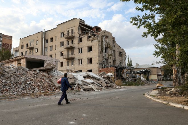 Poledice ruskih vojaških napadov v mestu Pokrovsk. FOTO: Anton Šinkarenko/Reuters