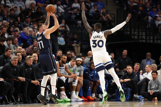 Luka Dončić je zadel en met za tri iz osmih poskusov. FOTO: David Berding/Getty Images Via AFP