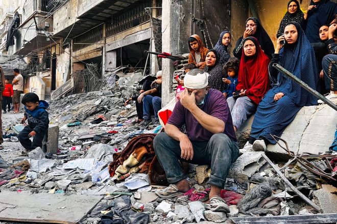 Po navedbah palestinskih virov so se izraelski napadi ponoči nadaljevali tudi drugod po Gazi, med drugim v Han Junisu in Deir al Balahu. FOTO: AFP