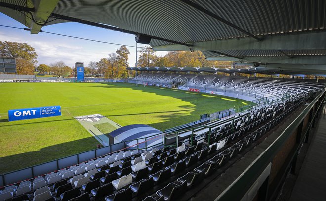 Nogometna kluba Maribor in Mura bosta zaradi neprimernega vedenja navijačev plača višjo denarno kazen. FOTO: Jože Suhadolnik