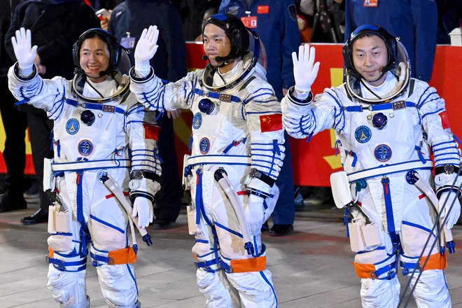 Astronavti (z desne) Cai Xuzhe, Song Lingdong in Wang Haoze so za pol leta zapustili površje Zemlje. FOTO: Adek Berry/AFP

 