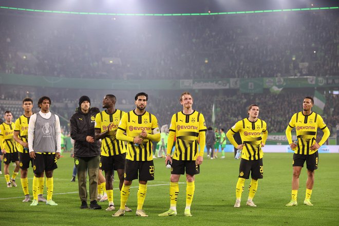 Razočarani igralci Dortmunda po porazu v drugem krogu nemškega pokala. FOTO: Ronny Hartmann/Afp