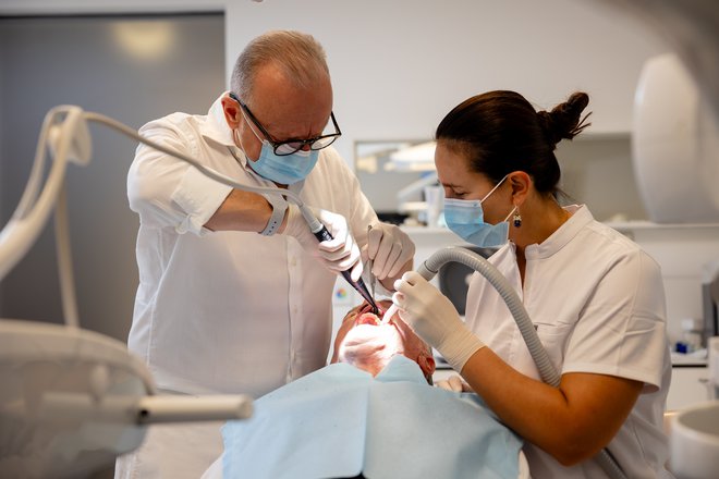 Operacije potekajo v analgosedaciji. FOTO: Črt Piksi