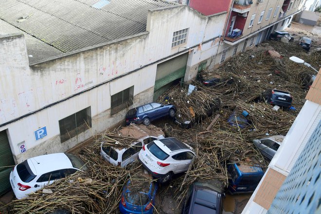 Po naporni noči so bili, kakor je poročal časnik El País, danes zjutraj številni še vedno ujeti v avtomobilih, hišah in na delovnih mestih. FOTO: Jose Jordan/AFP