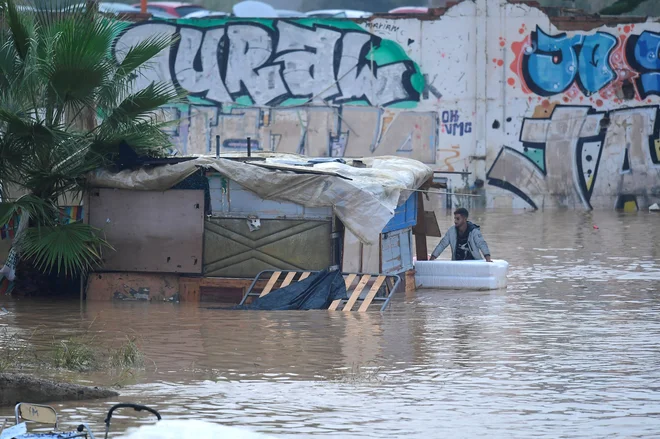 Zaradi velike količine dežja so nastale hude poplave. FOTO: Jose Jordan/AFP