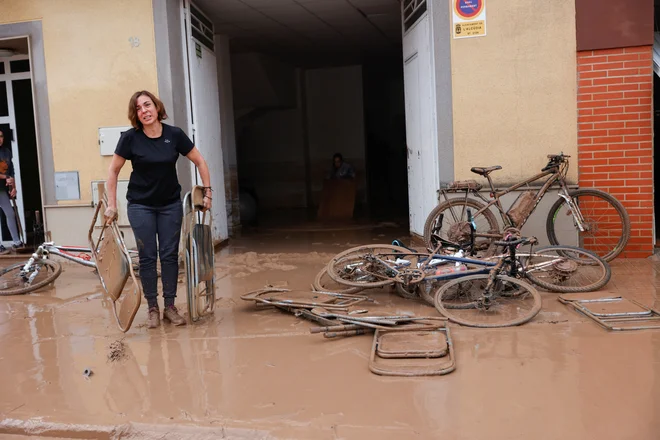 Ljudje so v obupu začeli reševati vse, kar se je dalo. FOTO: Eva Manez/Reuters