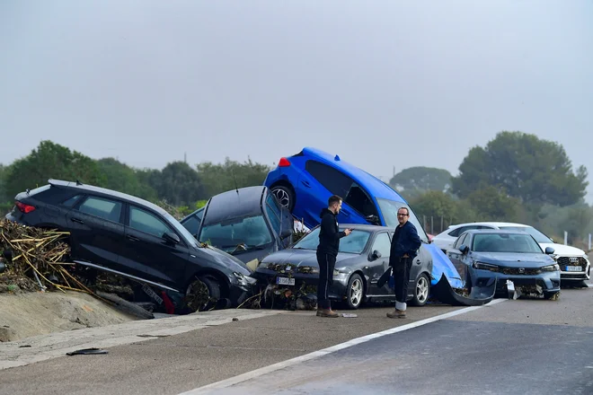 Zaradi poplav so bile ceste ponekod zaprte. FOTO: Jose Jordan/AFP