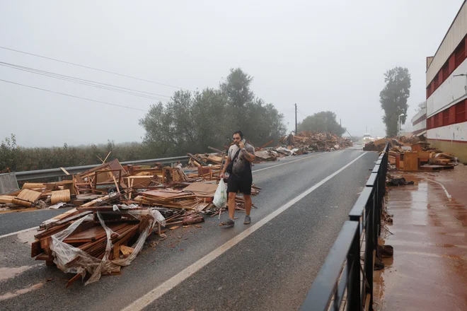 Zaradi poplav se je ustavil tudi mestni promet. FOTO: Eva Manez/Reuters