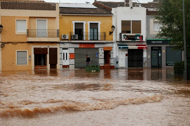 Poplave so povzročile veliko katastrofo, ki ji še ni konca. FOTO: Eva Manez/Reuters