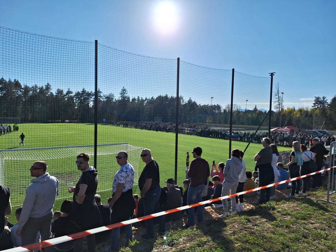 Pokalne nogometne tekme so pogosto pravi lokalni praznik. FOTO: Siniša Uroševič