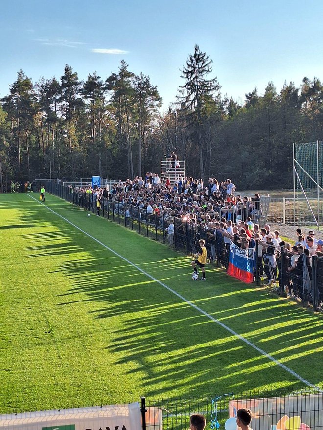 Maribor je pritegnil v Preddvor veliko navijačev. FOTO: Siniša Uroševič