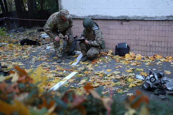 Devet ljudi, vključno z 11-letno deklico, je bilo ranjenih v napadu ruskega brezpilotnika v Kijevu. FOTO: Anatolii Stepanov/AFP