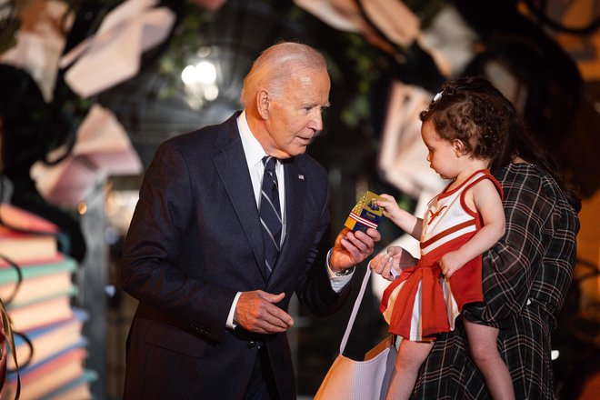 Sedanji demokratski predsednik Joe Biden se je zapletel v sporne izjave. FOTO: Tierney Cross/AFP