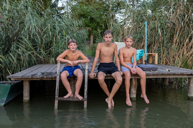 Kopalci v Bačkem Monoštru na Velikem bačkem kanalu (Srbija). Veliki bački kanal je zgodovinska plovna pot, ki povezuje Donavo in Tiso v Srbiji. Zgrajena je bila konec 18. stoletja in je stoletja imela pomembno vlogo v prometu, kmetijstvu in rekreaciji. FOTO: Matjaž Tančič