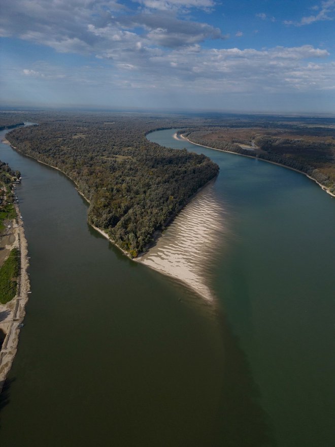 Sotočje Mure in Drave blizu mesteca Legrad na Hrvaškem je pomemben hidrološki dogodek. Ker sta to dva glavna pritoka Donave, njuna konvergenca pomembno vpliva na vodne vire in ekološko dinamiko v regiji. FOTO: Matjaž Tančič