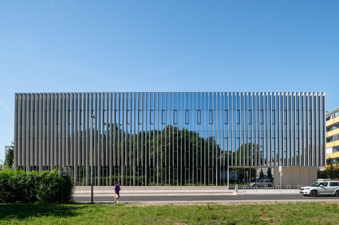 Zelo veliko so se ukvarjali predvsem s tem, kako se stavba pripenja na park in je ta v dialogu z njo, ne le kot odsev na njenem pročelju, temveč da je to zeleno veduto mesta mogoče užiti tudi v njeni notranjosti. FOTO: Miran Kambič