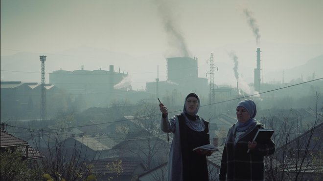 Članici Eko Foruma Edita Šisič in Alma Alič živita le nekaj ulic stran od jeklarne ArcelorMittal. FOTO: promocijsko gradivo