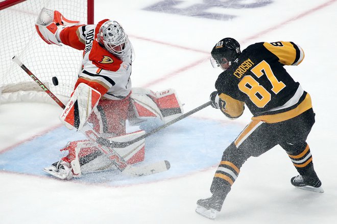 Sidney Crosby je v podaljškiu zabil svoj drugi gol, s katereim je odločil dvoboj proti Anaheimu. FOTO: Charles Leclaire/Usa Today Sports Via Reuters Con