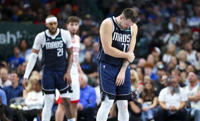 Luka Dončić je v prvem polčasu močno udaril v tla s komolcem, a kasneje ni čutil posledic. Foto Kevin Jairaj/Reuters