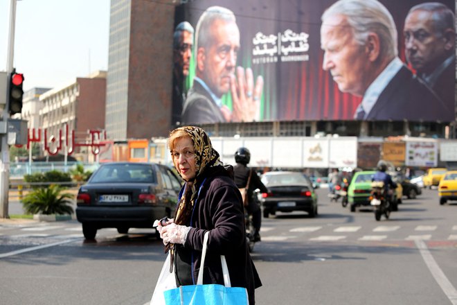 Predsednik Irana Masoud Pezeškian in vodja oboroženih sil Mohammad Bagheri nasproti ameriškemu predsedniku Joeju Bidenu in izraelskemu premieru Benjaminu Netanjahuju v Teheranu. FOTO:Atta Kenare/AFP