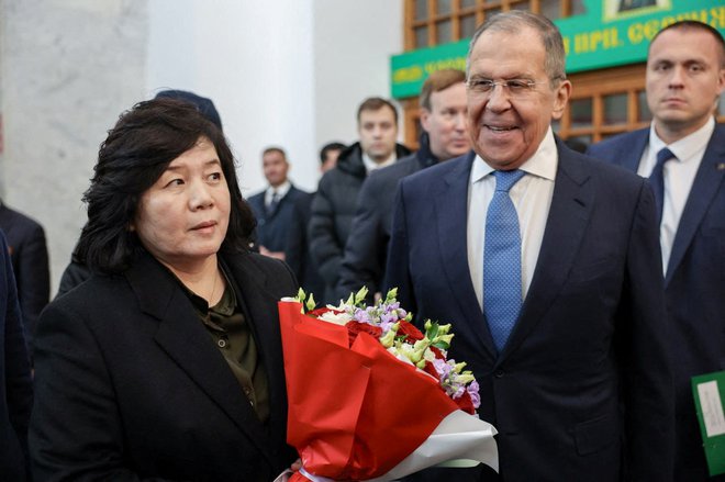 Ruski zunanji minister Sergej Lavrov je sprejel  severnoskorejsko zunanjo ministrico Choe Son-hui. FOTO: Reuters