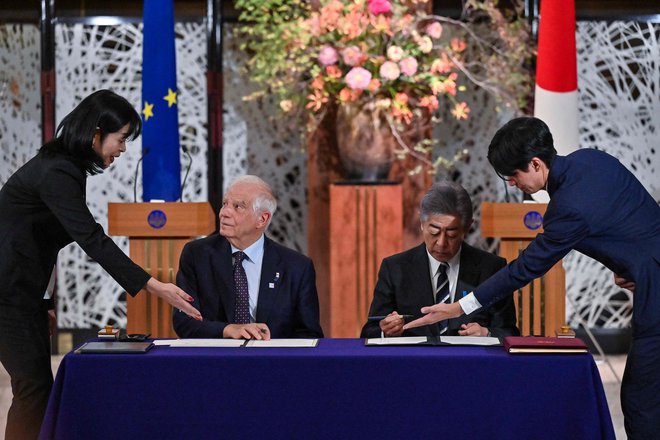 Visoki zunanjepolitični predstavnik EU Josep Borrell in japonski zunanji minister sta podpisala dogovor o obrambnem sodelovanju. FOTO: Richard A. Brooks/AFP