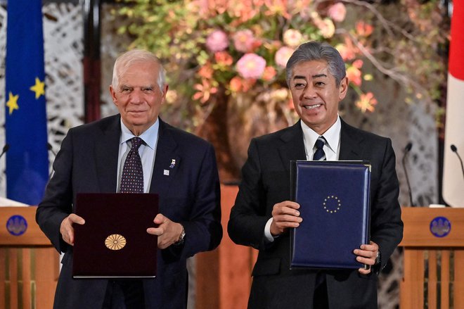 Josep Borrell in Takeshi Iwaya, vsak s svojim izvodom obrambnega pakta. FOTO: Richard A. Brooks/AFP