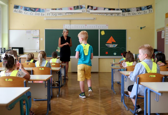 Stroka, tako teoretiki kot praktiki, in sindikat so večkrat opozorili, da vrstni red, kako so se lotili prenove oziroma sprememb v vzgoji in izobraževanju, ni smiseln. Fotografija je simbolična. FOTO: Blaž Samec/Delo