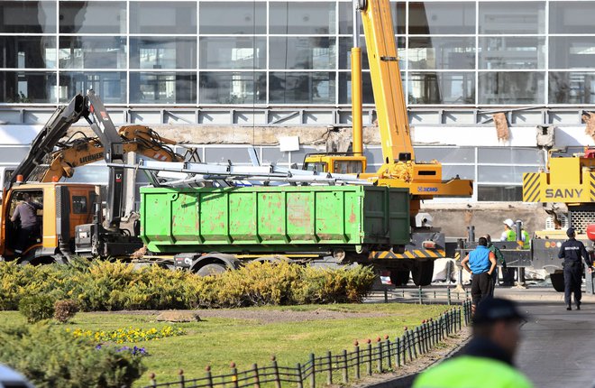 Reševalci se trudijo rešiti še nekatere ujete. FOTO: Nenad Mihajlović/AFP