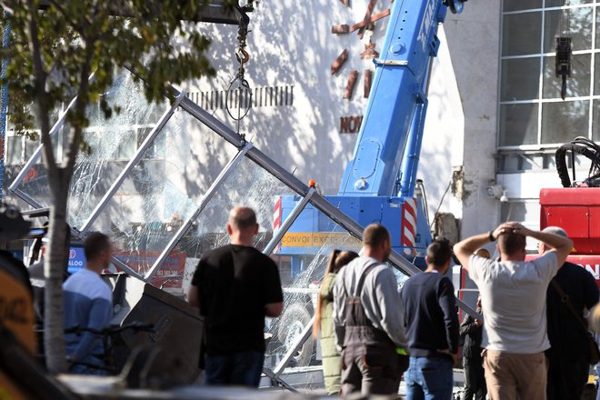 Ogromna konstrukcija se je podrla. FOTO: Nenad Mihajlović/AFP