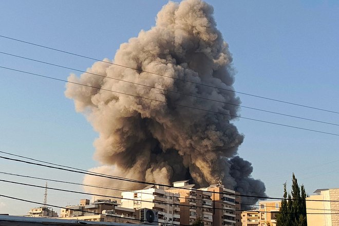 Izrael je napadel libanonsko mesto Tir, miru še dolgo ne bo. FOTO: Kawnat Haju/AFP