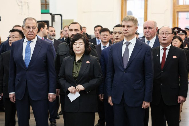 Severnokorejska zunanja ministrica Če Son Hi z ruskim kolegom Sergejem Lavrovom. FOTO: Rusko zunanje ministrstvo/AFP