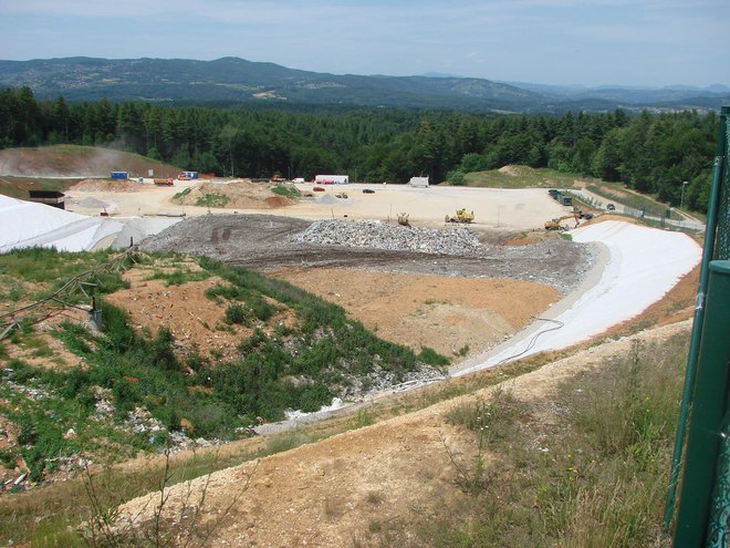 Komunalna deponija na Leskovcu v občini Novo mesto. FOTO: Bojan Rajšek/Delo