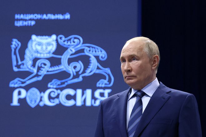 Rusi predsednik Vladimir Putin premore načrt za vzdržno poslovanje Rusije tudi v vojnem času, toda tako ne bo šlo v nedogled. FOTO: Artjom Geodakjan/Reuters