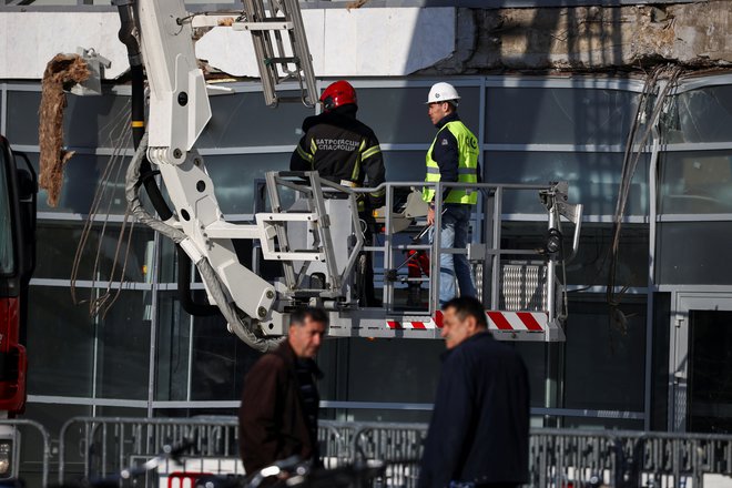 Tragedija na železniški postaji v Novem Sadu. FOTO: Marko Djurica/Reuters