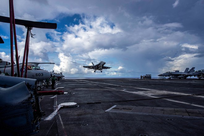 Letalonosilka mornarice razreda Nimitz USS Abraham Lincoln v Tihem oceanu 10. avgusta 2024. FOTO: Daniel Kimmelm/Via Reuters