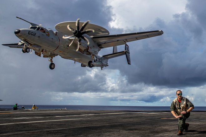 Letalonosilka razreda Nimitz USS Abraham Lincoln v Tihem oceanu. FOTO: Daniel Kimmelm/Via Reuters