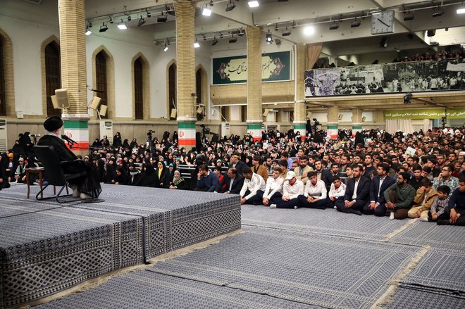 Ali Hamenej na srečanju s študenti. FOTO: AFP