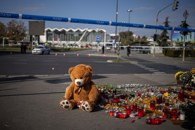 Srbija žaluje. Umrli sta tudi deklici, stari devet in pet let. FOTO: Marko Djurica/Reuters