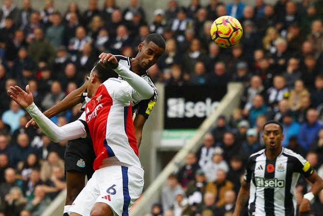 Alexander Isak je z golom po strelu z glavo prinesel zmago Newcastlu proti Arsenalu. FOTO: Lee Smith/Reuters